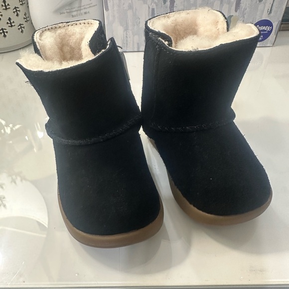 NWT Uggs baby boots - Picture 5 of 6